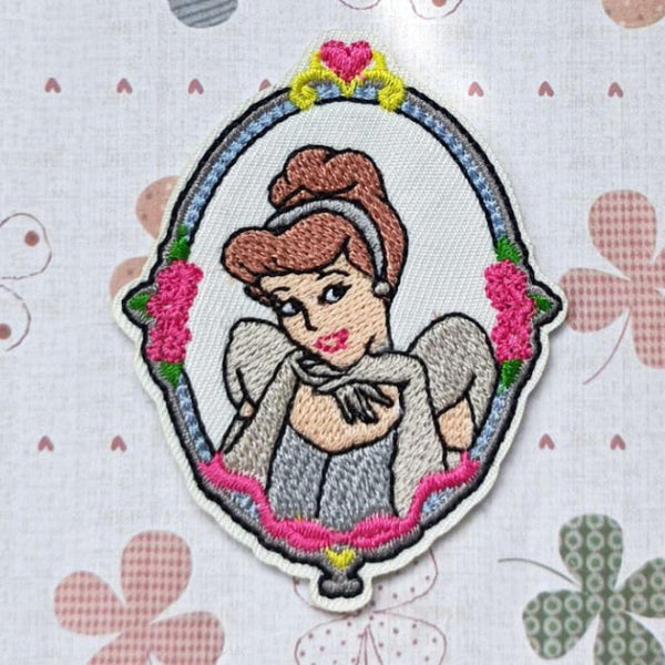 Glass Slipper 'Ella | Round Mirror' Embroidered Patch