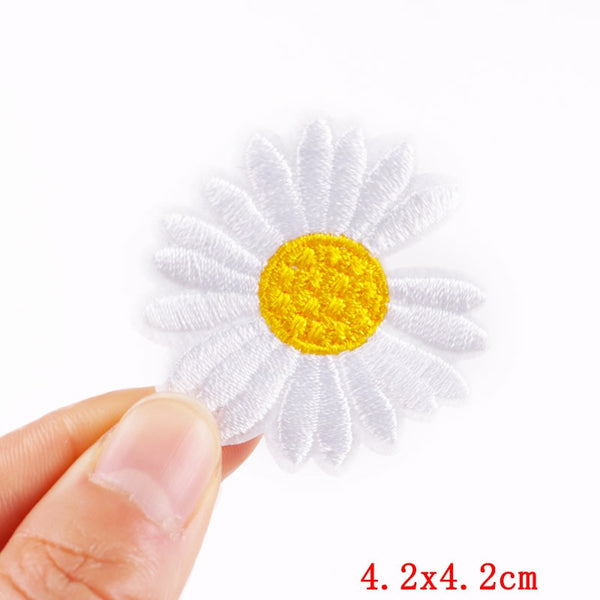 Cute 'White Daisy' Embroidered Patch